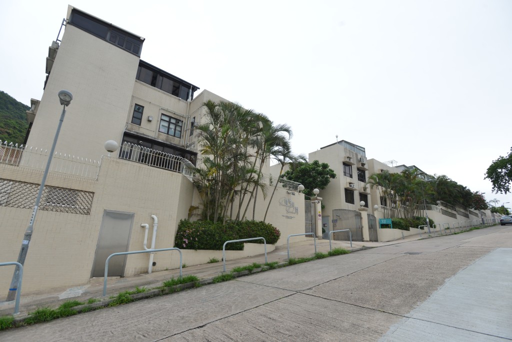 綠怡花園連天台三房戶1300萬連車位沽。