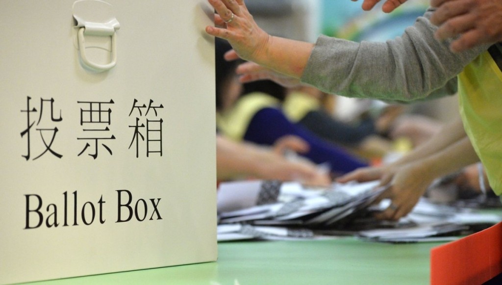 长期以来，反对派都以本港的选举没有真民主作为攻击武器，立法会选举如是，特首选举如是。