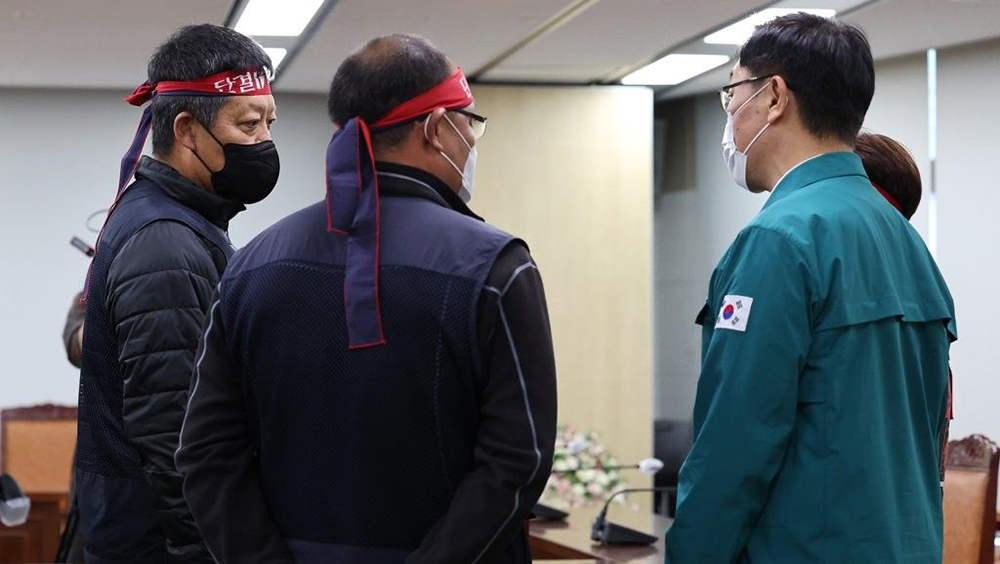 韓國政府和貨櫃車司機工會首次談判破裂。韓聯社