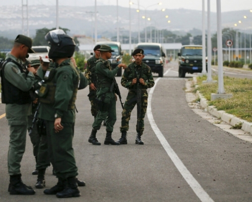 委內瑞拉軍方封鎖連接哥倫比亞的道路，令辨送物資的貨車無法通過。AP