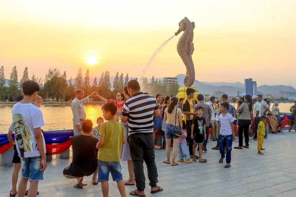 民众纷纷以喷水海马为背景拍打卡照。 贡布旅游局fb