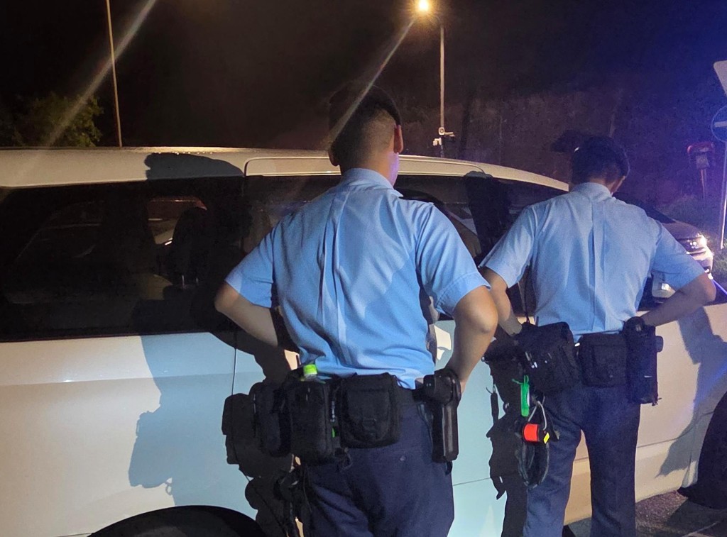 警員於飛鵝山觀景台一帶截查車輛,進行反毒品巡邏及宣傳行動。 警員於飛鵝山觀景台一帶截查車輛,進行反毒品巡邏及宣傳行動。