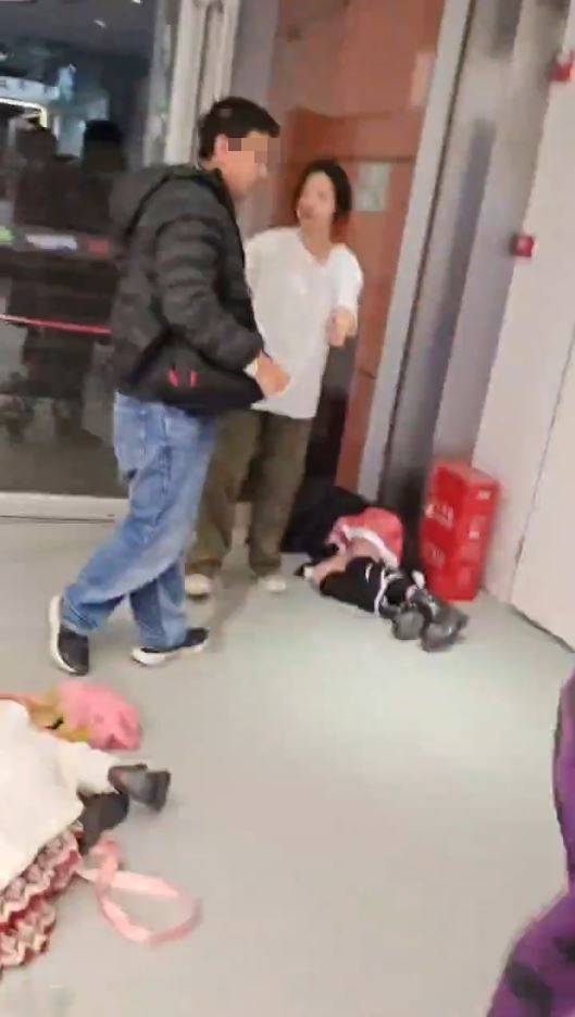 成都5名未成年女Coser被遲大到攝影師打倒在地。抖音＠木檼歌