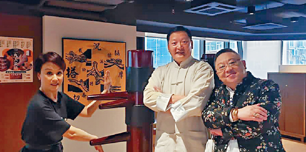 ■蓋鳴暉參演李居明(右)的賀歲片,向張勇師傅(中)勤學詠春。