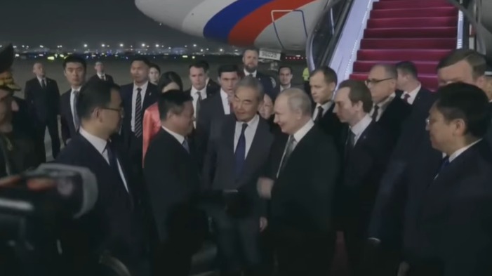 俄羅斯總統普京乘坐專機抵達北京，外長王毅接機。央視截圖