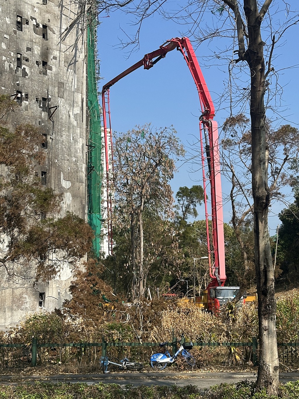 宏福苑災後工作持續。劉漢權攝