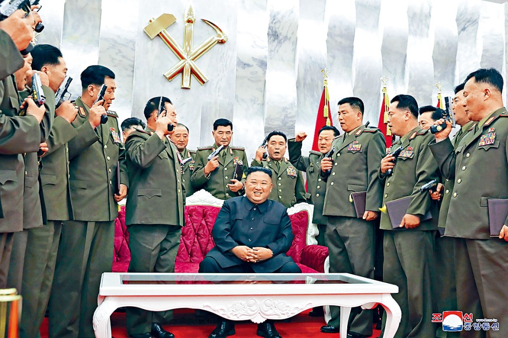 北韓人民軍主要指揮幹部，持「白頭山」手槍與金正恩合照。