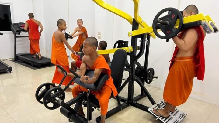 泰國半數僧侶有肥胖問題。網上圖片