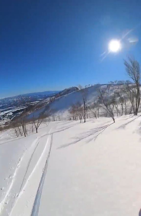 每年冬天，无数滑雪爱好者到日本滑雪。社交平台Ｘ