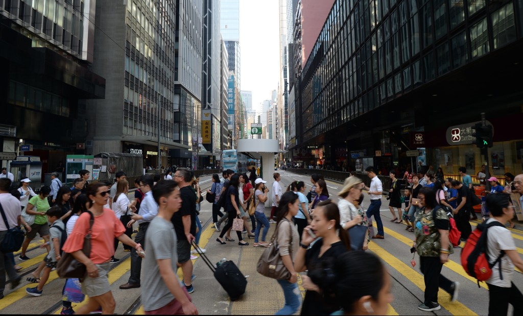 統計處公布的資料顯示，香港本地居民總收入較上年同期上升9.6%至8,310億元。資料圖片