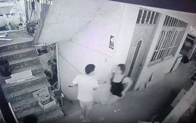 秘魯有女子擁抱男友時，衝力過猛，齊齊跌落街致1死1重傷。X