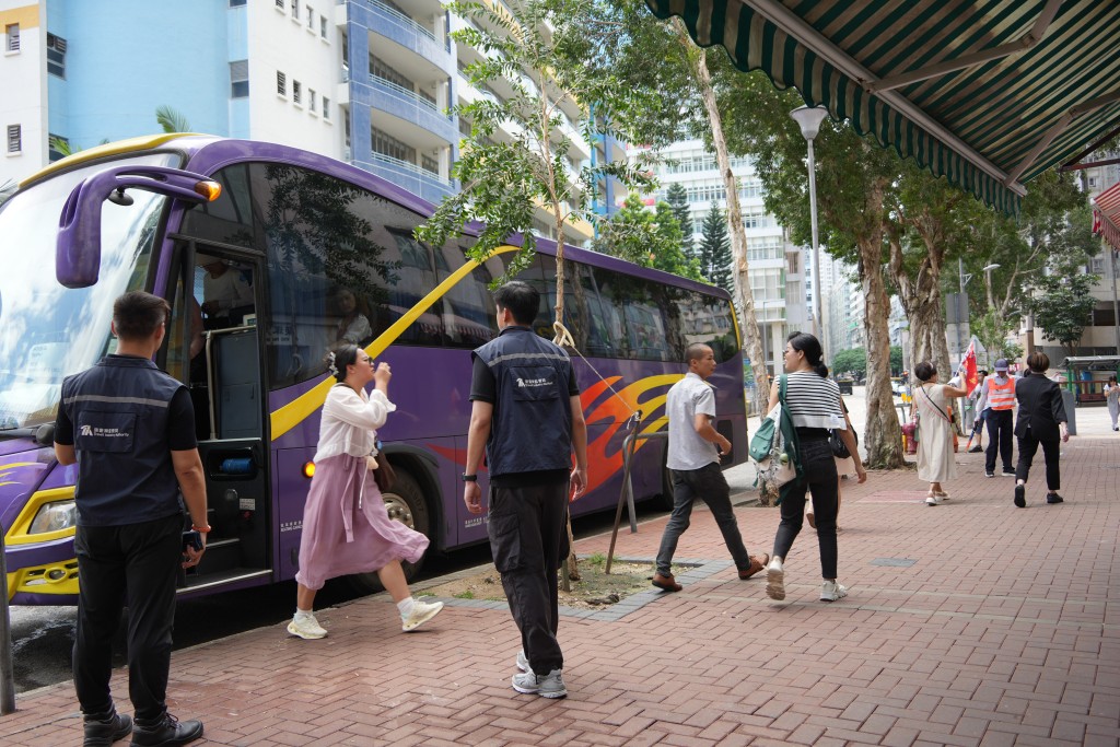 内地团团友到土瓜湾食团餐，未出现排长龙和阻街情况。吴艳玲摄