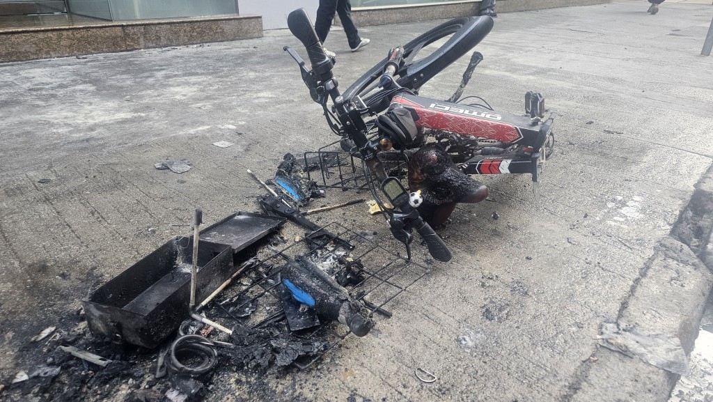 電動單車嚴重焚毀。徐裕民攝