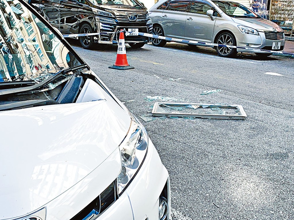 鋁窗墮街擊毀七人車車頭。