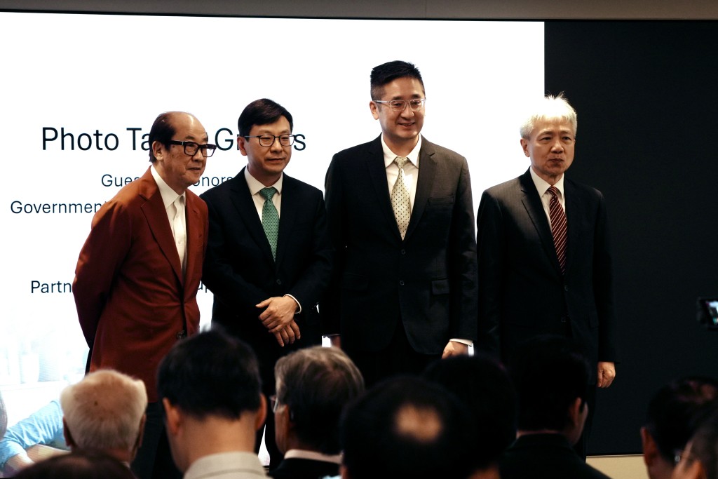 專為照顧者及長者而設的開放式智能護老平台「親親」GenGen 今日舉行啟動發布會。 專為照顧者及長者而設的開放式智能護老平台「親親」GenGen 今日舉行啟動發布會。
