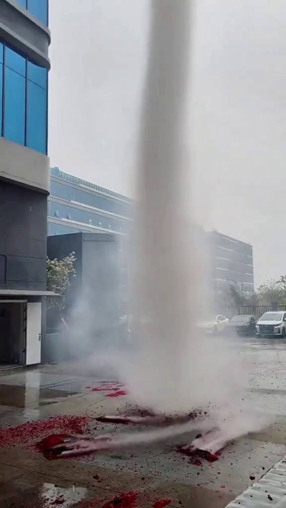 广东佛山一企业开工放鞭炮,现场出现尘卷风。 网片截图 广东佛山一企业开工放鞭炮,现场出现尘卷风。 网片截图