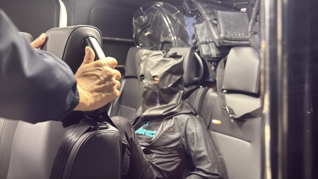 警員在附近拘捕一名男子。