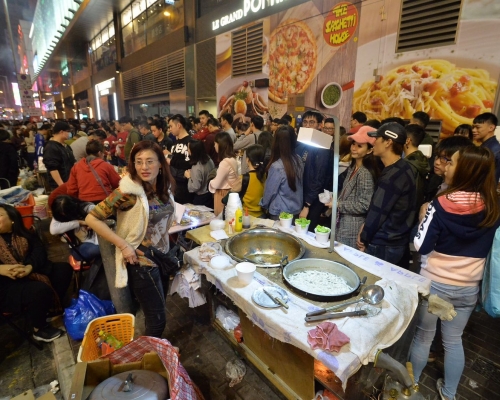 大批市民到場「掃街」。黃賢創攝