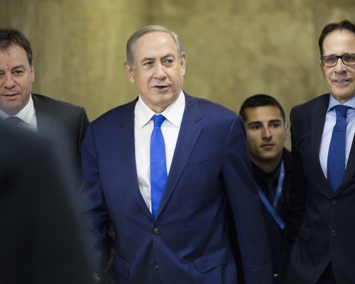 內塔尼亞胡(中)再爆醜聞。AP