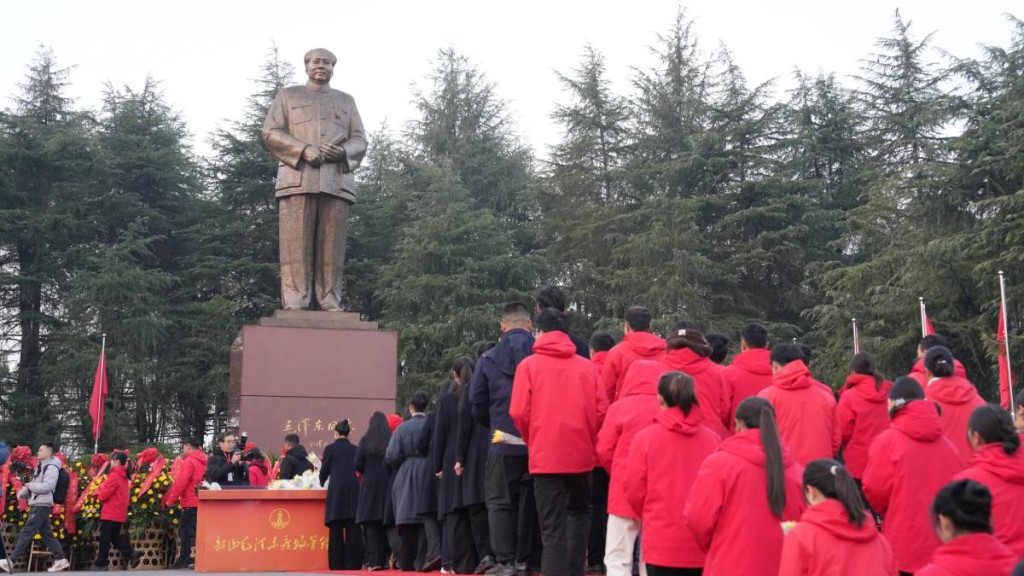 大批學生到湖南韶山向毛澤東銅像敬獻花籃。中新社