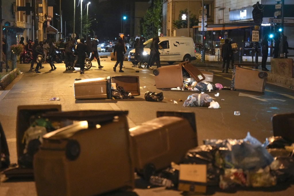 在巴黎郊外有抗议者用垃圾桶封锁街道。美联社