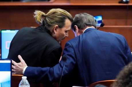 尊尼特普入稟控告前妻安柏赫特誹謗他家暴的案件，連日開審。