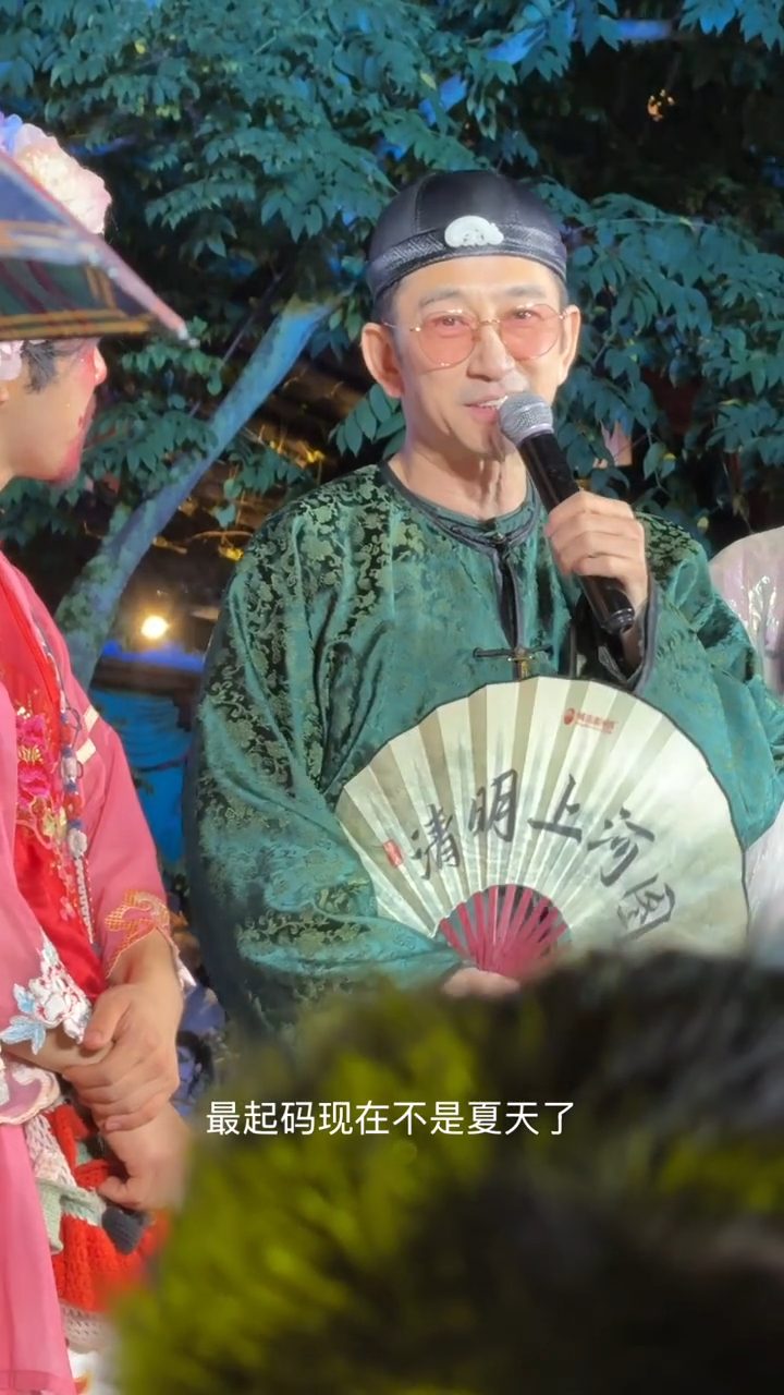 吳啟華慶幸這次演出雖然下雨,但天氣涼快。 吳啟華慶幸這次演出雖然下雨,但天氣涼快。