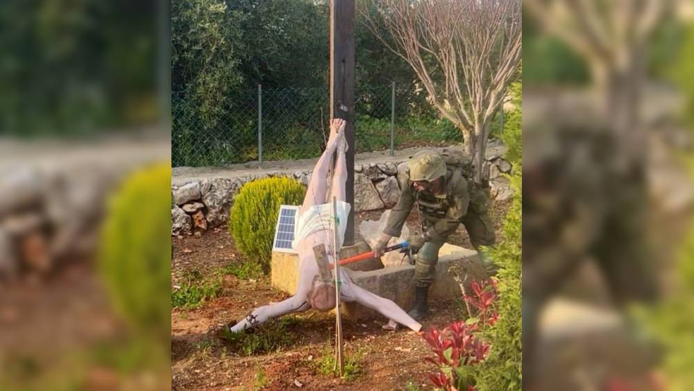 以軍士兵鐵錘毀耶穌像惹公憤。 路透社