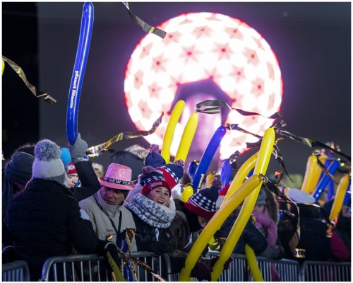 估计多达200万人挤在时广场上一起观看著水晶球倒数活动。AP