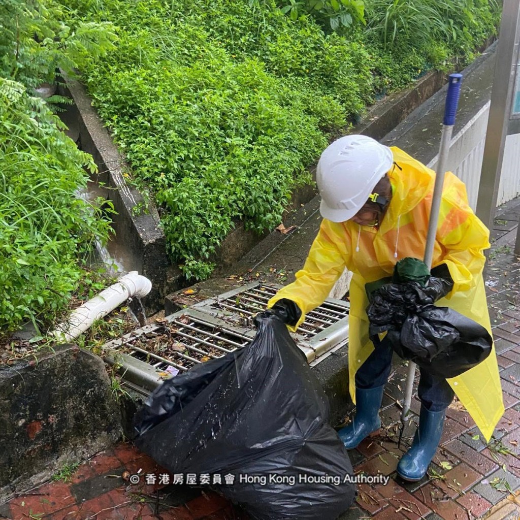 主動清理屋邨範圍內的積水、保持排水道暢通。房委會fb