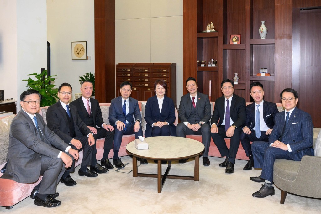 李慧琼與一眾重要委員會正副主席會面。李慧琼社交平台圖片