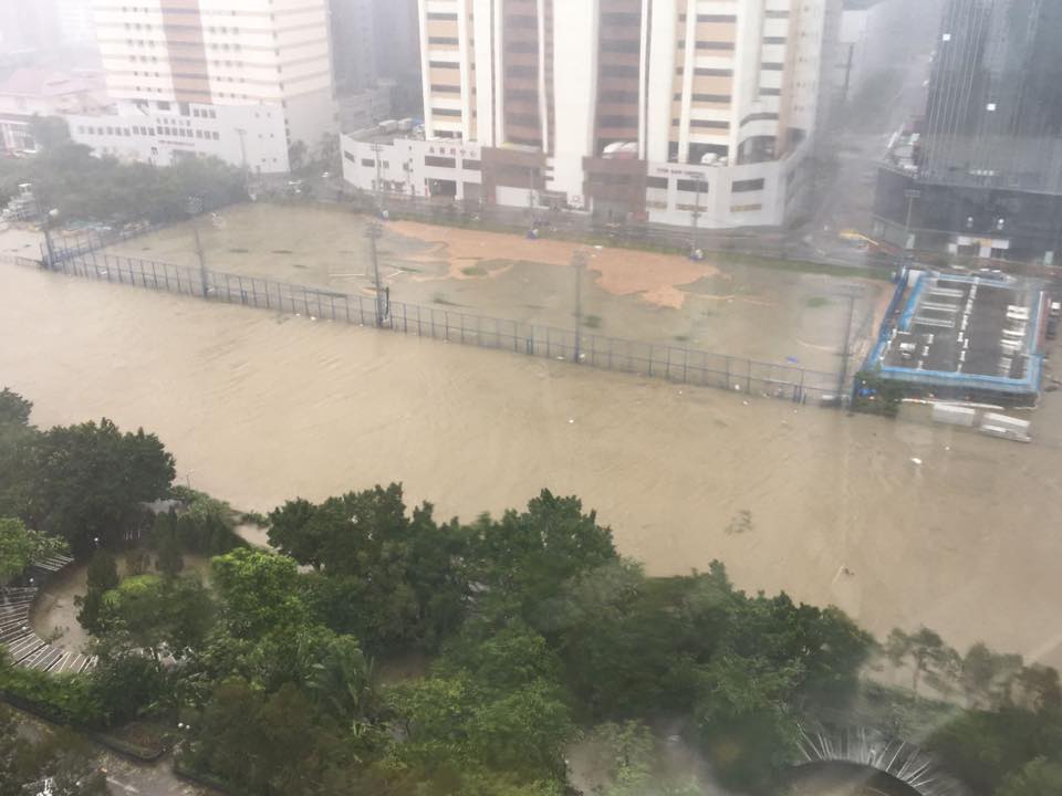 傑志中心幾個足球場被泥黃色河水完全淹沒,變成「黃河」。