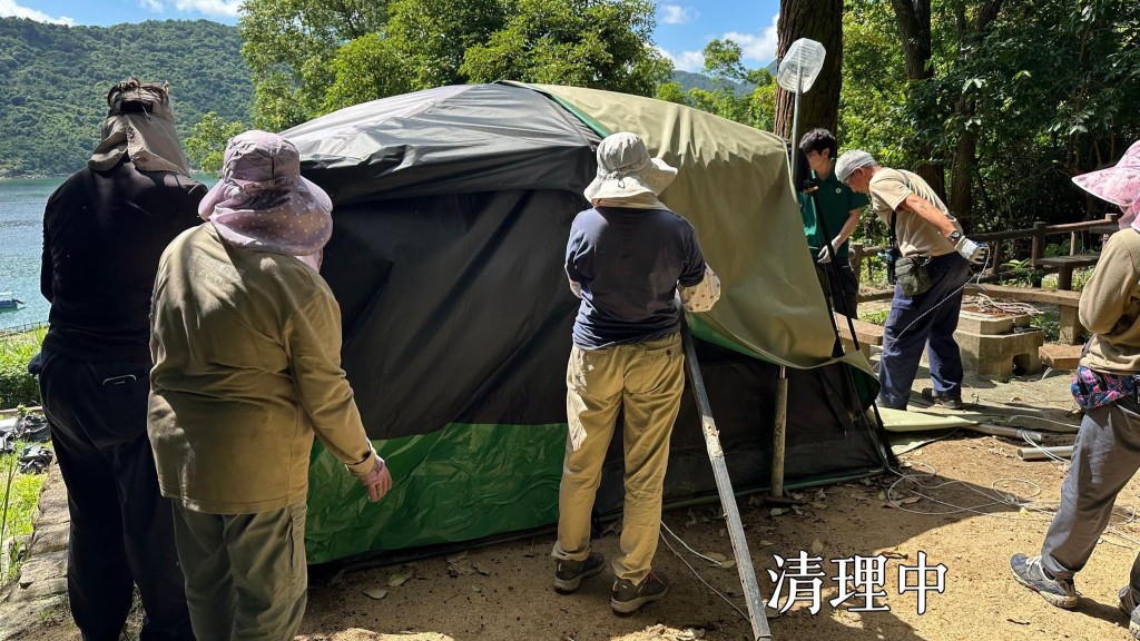 渔护署今日(22日)派员到黄石营地进行清理,怀疑长期占用营位的露营人士已自行移走物品并离去,署方亦将营地内所有无人认领的营帐及相关物品清理。 渔护署今日(22日)派员到黄石营地进行清理,怀疑长期占用营位的露营人士已自行移走物品并离去,署方亦将营地内所有无人认领的营帐及相关物品清理。