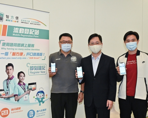 科技園主席(左)及 ITVF創科創投基金諮詢委員會主席(右) 今日接種疫苗後,與局長展示「智方便」。 創科局Fb圖