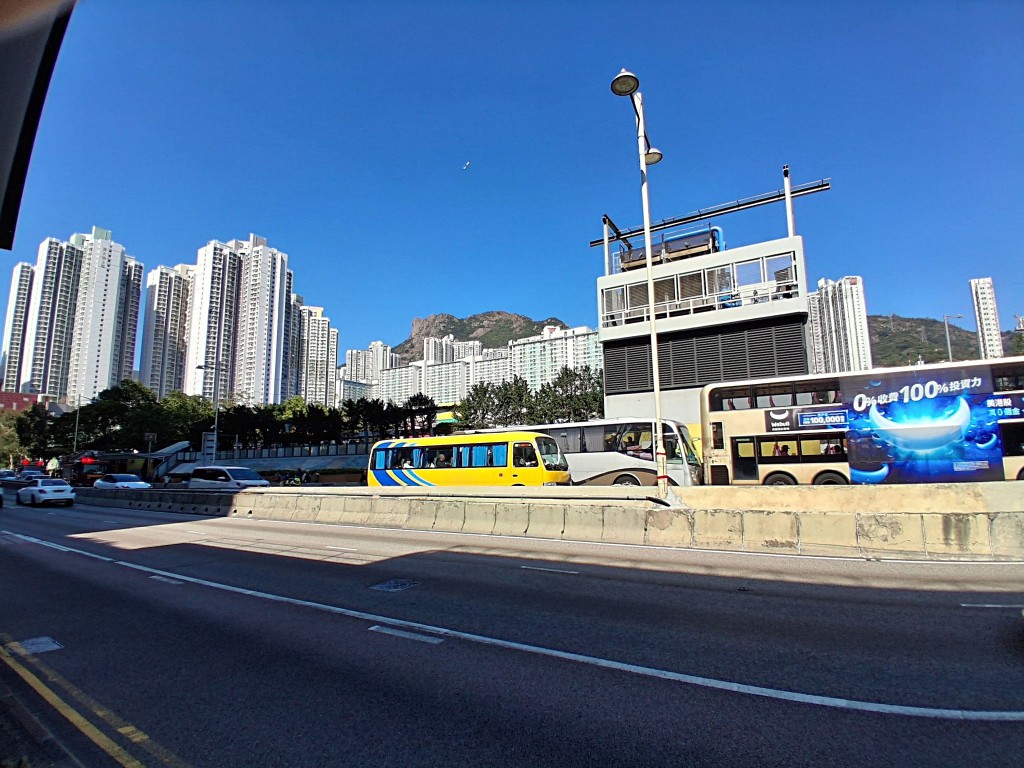 黃大仙龍翔道旅遊巴與巴士相撞。網圖 黃大仙龍翔道旅遊巴與巴士相撞。網圖