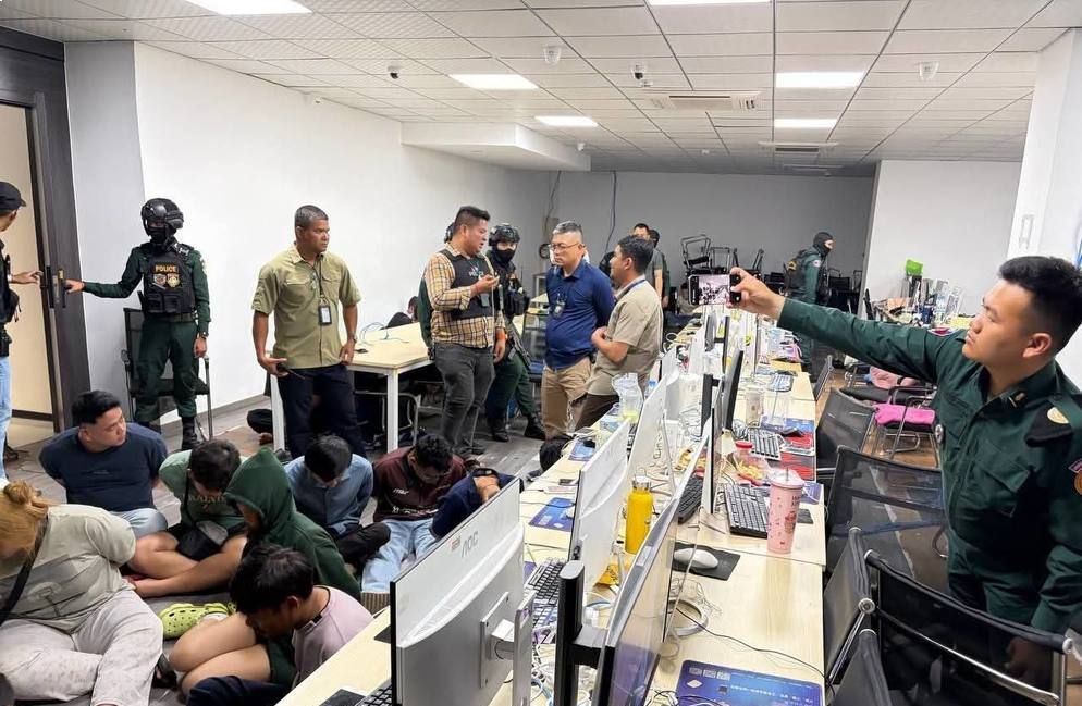 3月10日，金邊警方搗毀位於「Golden One」公寓大樓內的電詐窩點，逮捕65名嫌疑人，其中57人為柬埔寨人，8人為中國人。 （柬中時報）