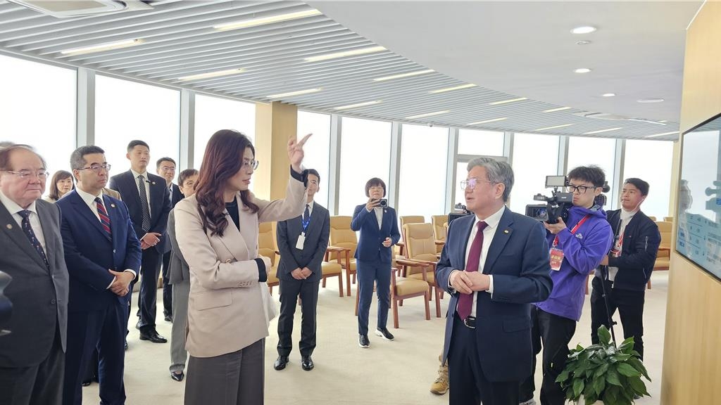 郑丽文今天上午参访上海洋山港，对于港口无人化自动设备非常感兴趣，不断发问。 中时