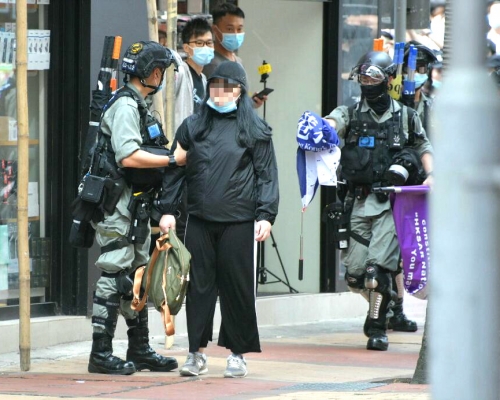 警方拘捕一名女子。