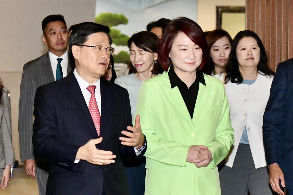 李家超與李慧琼交談。