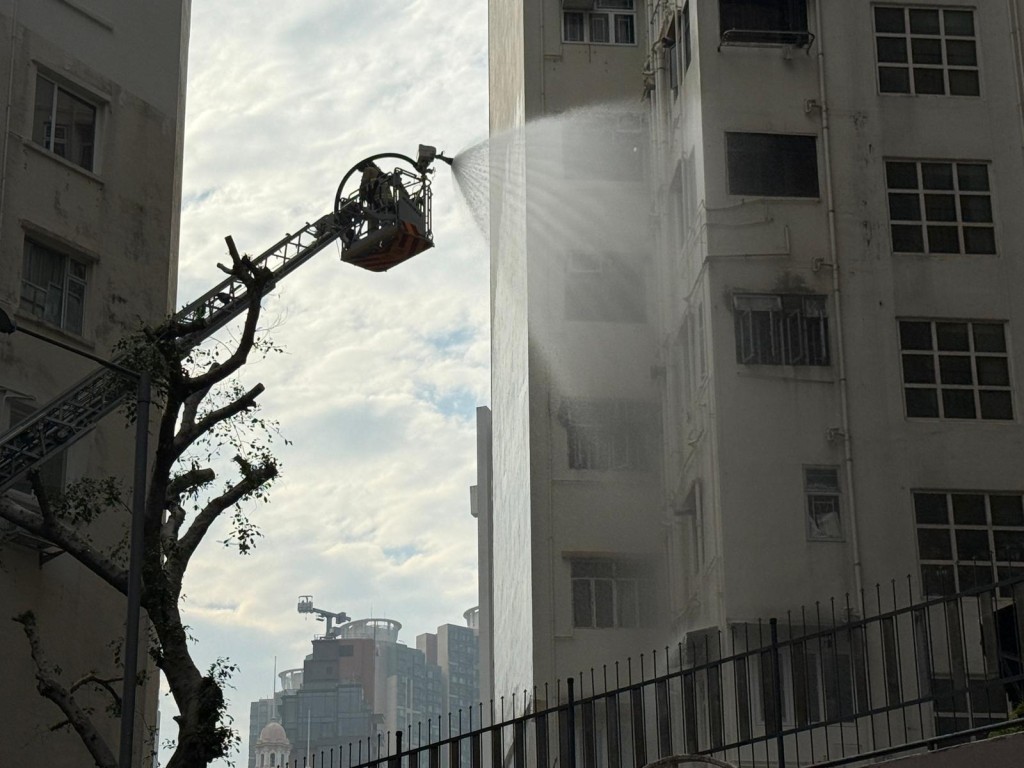 消防升起雲梯開喉灌救。