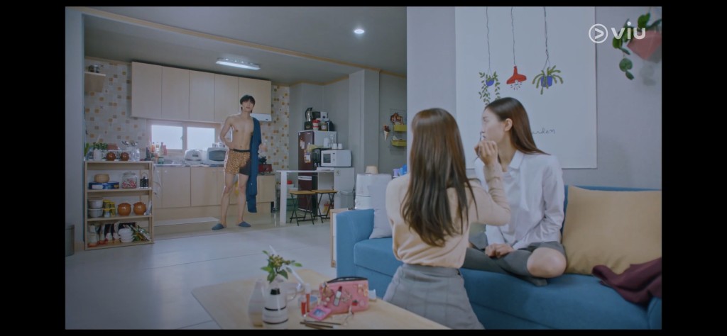 黃仁燁犧牲色相，僅穿內褲忘我唱跳《OKEY DOKEY》
