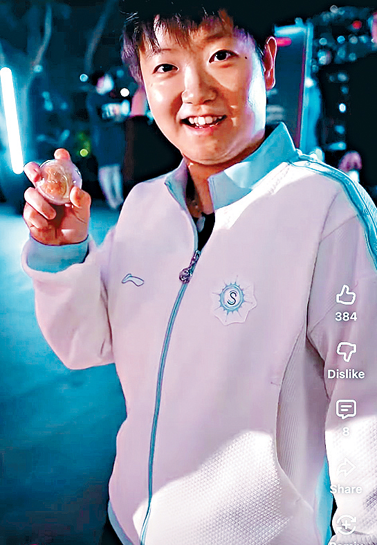 孫穎莎扭蛋好開心。 孫穎莎扭蛋好開心。