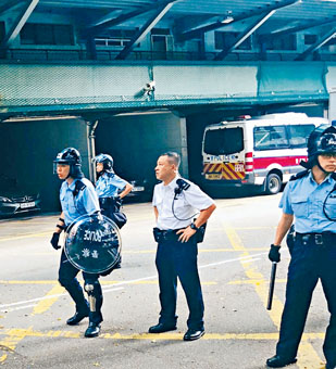 西區警署八月初被包圍，西區警區助理指揮官（輔警）（署任）鄭sir（右）率領同袍守衞警署。