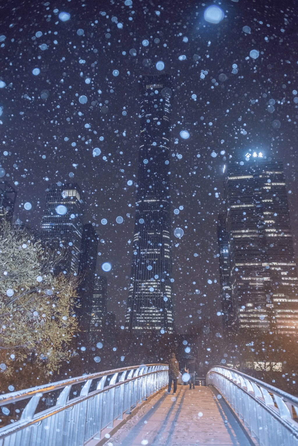 北京多地飄起雪花。 微博