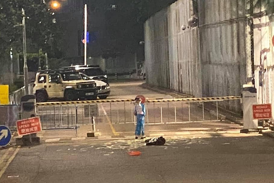 荔枝角收押所外有人撒溪錢擺放紙紮公仔。資料圖片