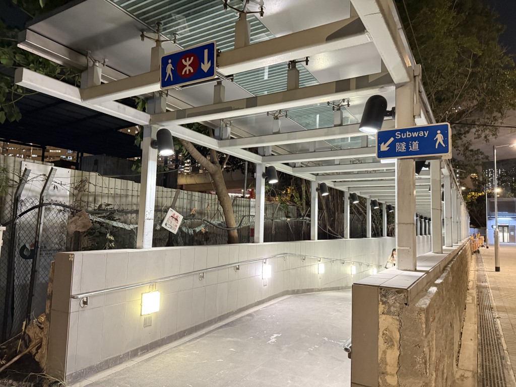 往彩虹站沿途設有地下隧道，可免受風吹日曬及淋雨等天氣的影響。