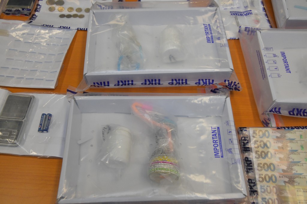 警方检获大量吸食毒品的工具。
