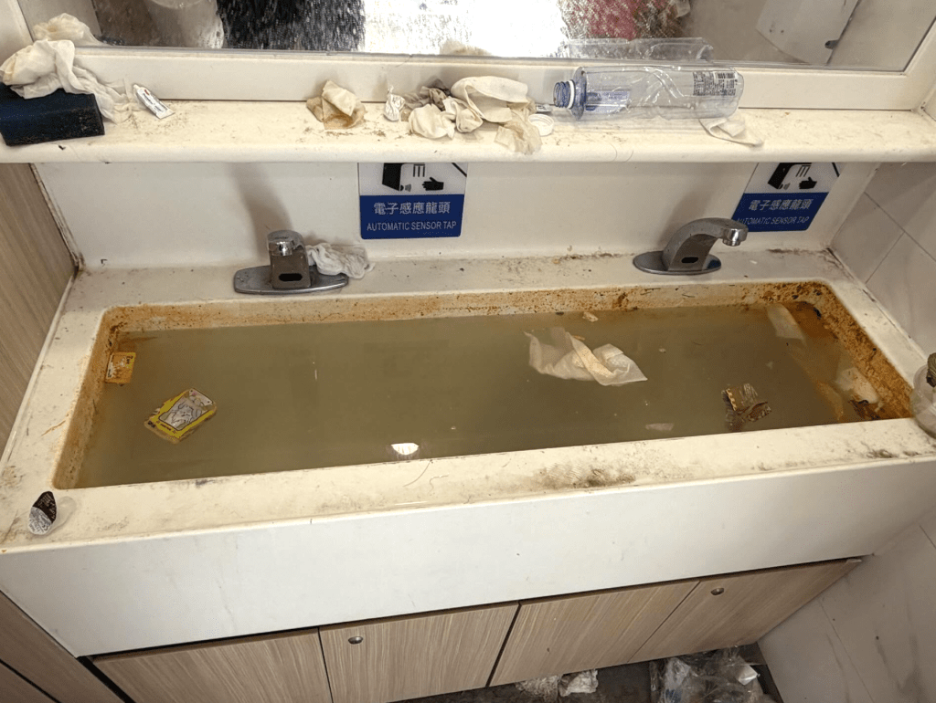 廁所洗手盤滿佈汙泥、積水和廢棄物。Threads@charlie_chfan