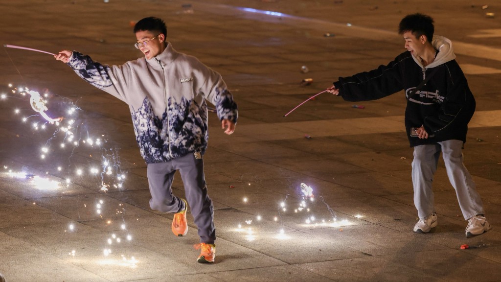 贵州省铜仁市民众在允许燃放烟花爆竹的区域放烟花迎新春。 新华社