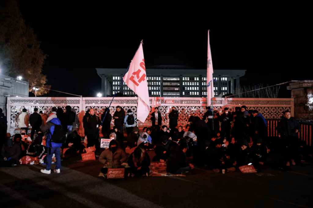 民眾在國會外抗議戒嚴。路透社